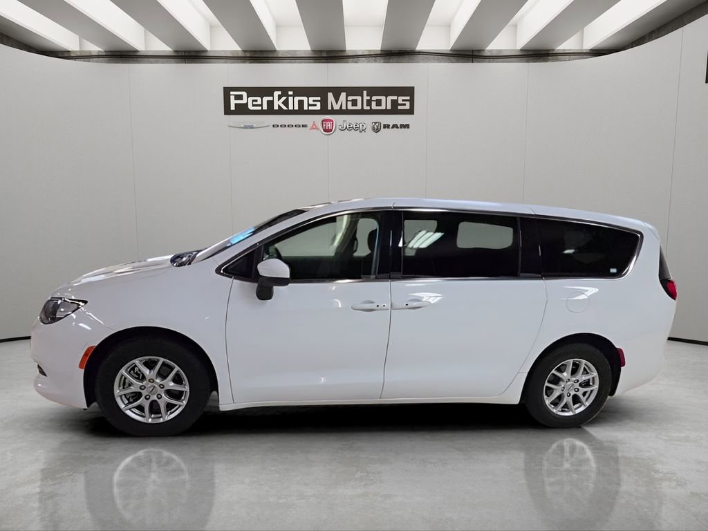 Used 2023 Chrysler Voyager LX image 2