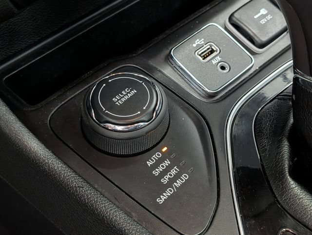 Used 2019 Jeep Cherokee Limited w/ Luxury Group AWD/4WD image 25