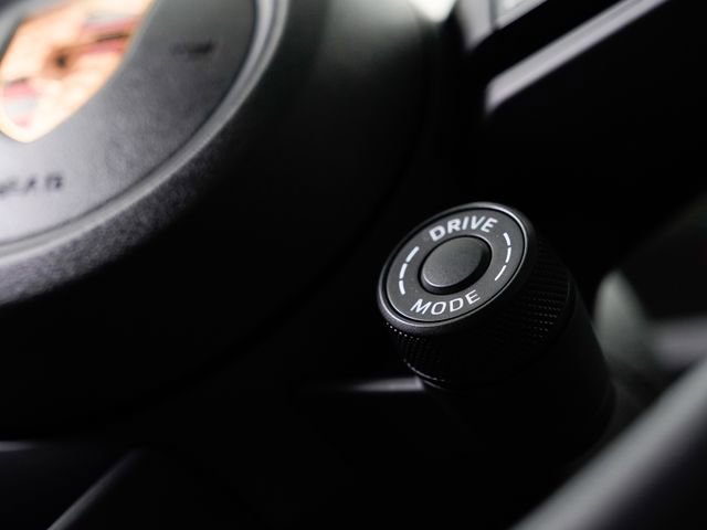 Certified 2025 Porsche Cayenne Coupe AWD/4WD image 18