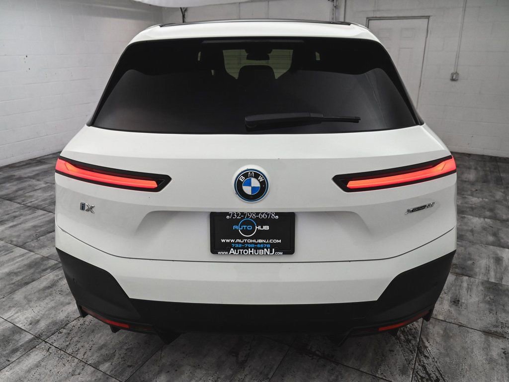 Used 2024 BMW iX xDrive50 w/ Premium Package AWD/4WD image 5