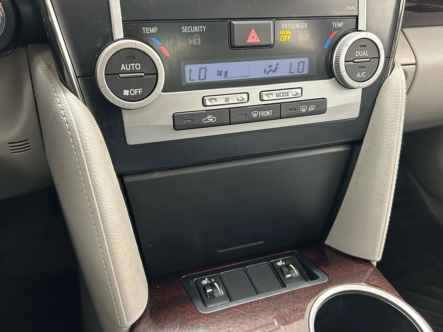 Used 2013 Toyota Camry XLE w/ Leather Pkg image 19