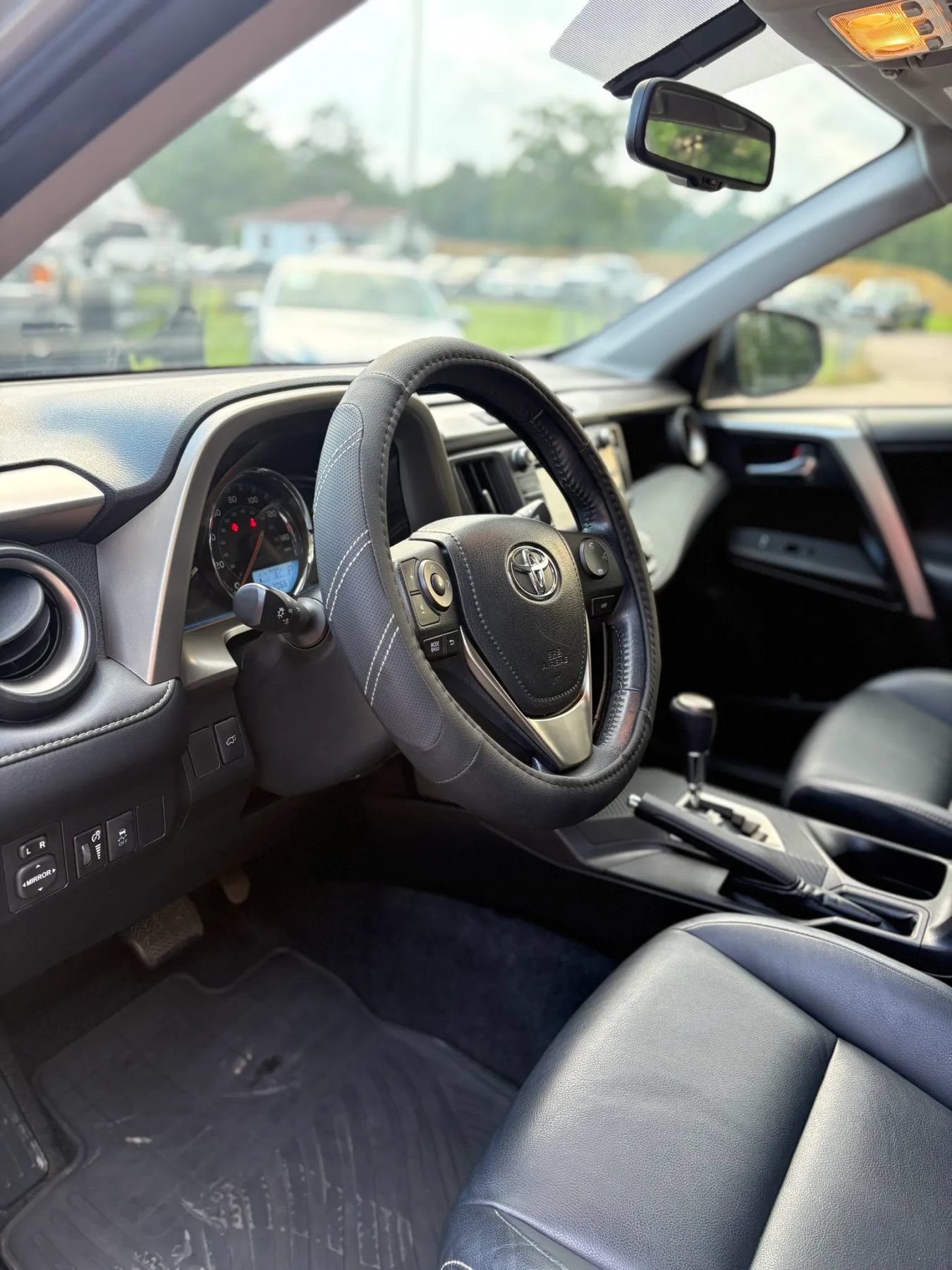 Used 2015 Toyota RAV4 Limited w/ Outdoor Package FWD image 10