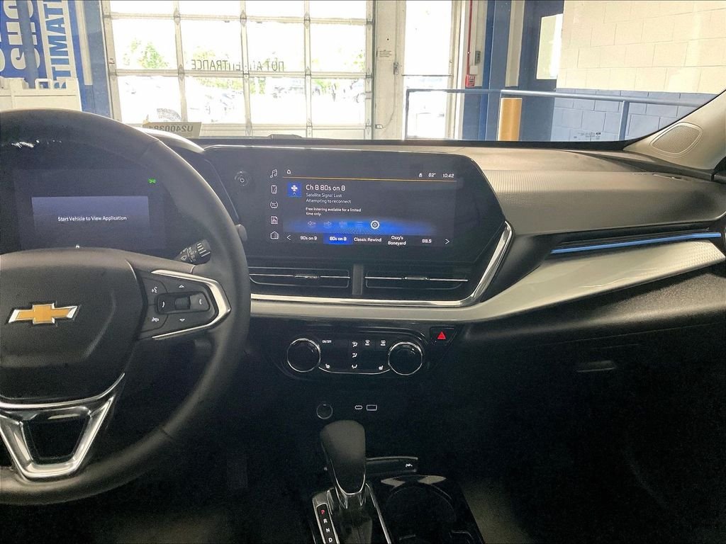 Used 2025 Chevrolet Trax LT w/ LT Convenience Package FWD image 18
