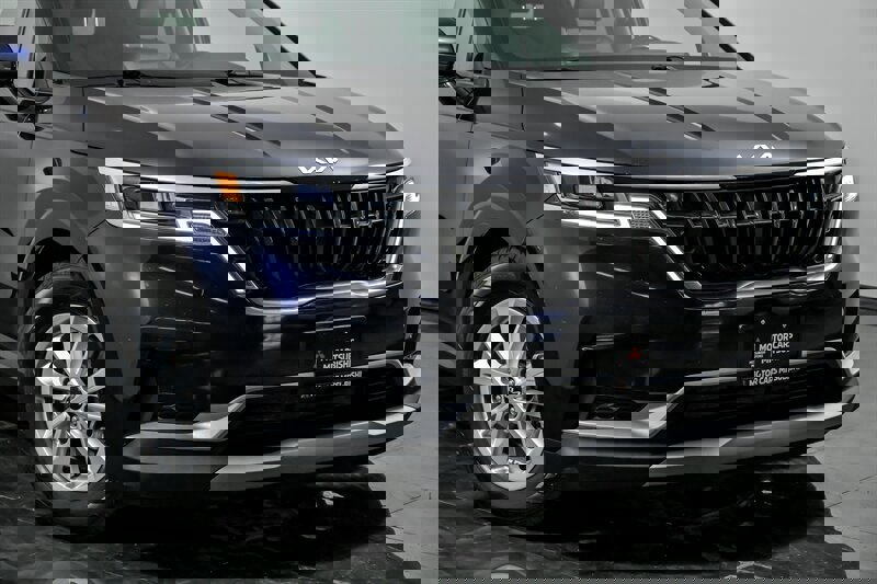 Used 2023 Kia Carnival LX image 2