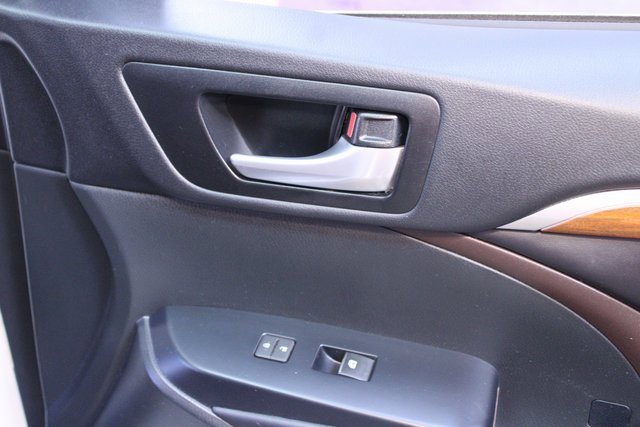 Used 2017 Toyota Highlander Limited image 9