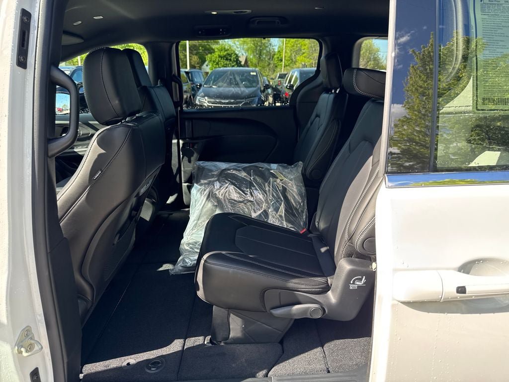 New 2027 Chrysler Pacifica Select AWD/4WD image 21