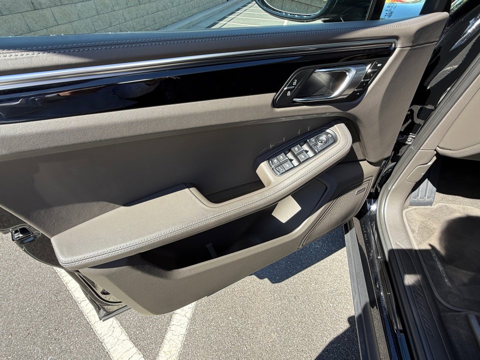 Certified 2024 Porsche Macan AWD/4WD image 21