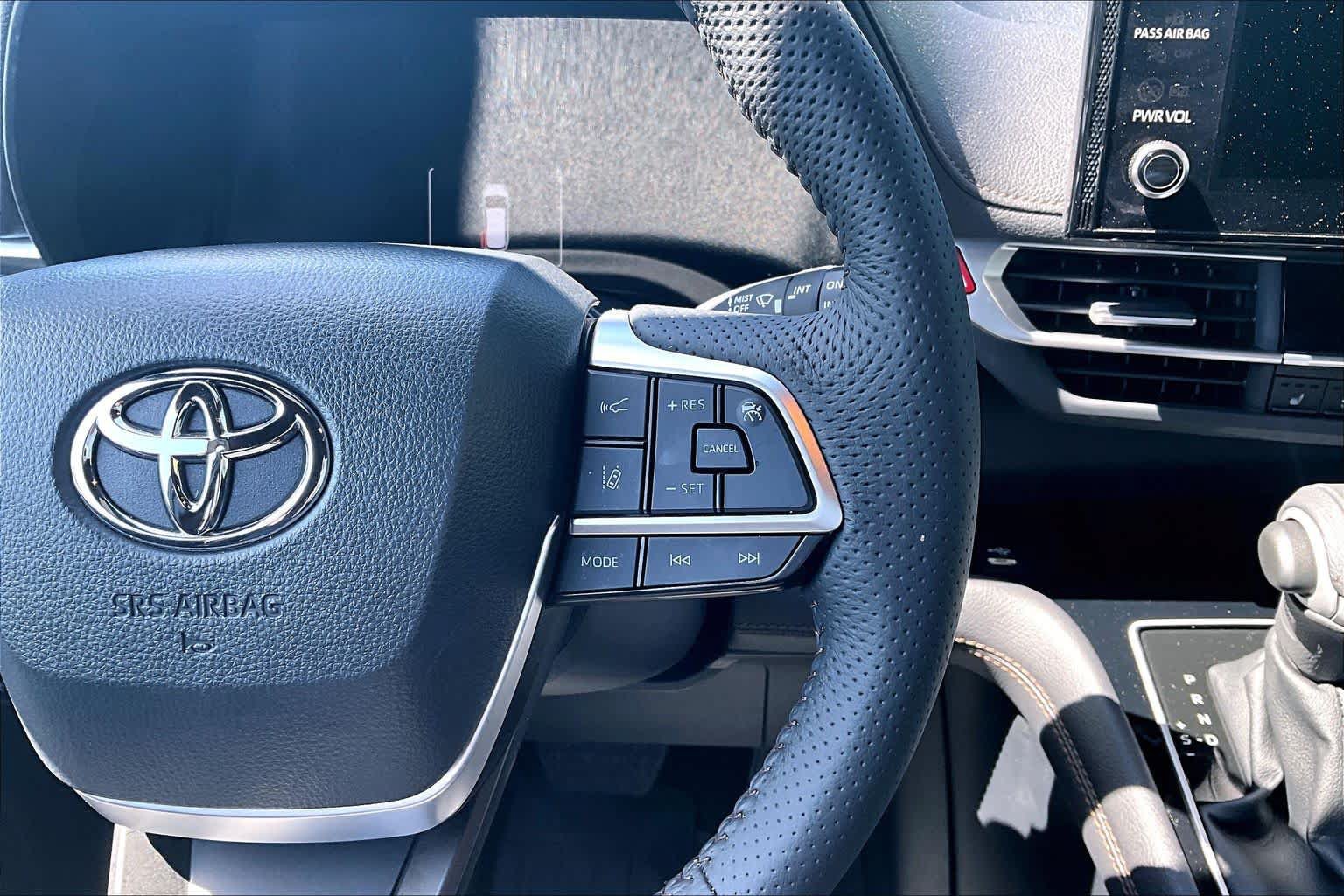 Used 2025 Toyota Sienna Limited AWD/4WD image 24