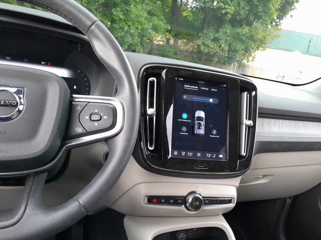 Used 2024 Volvo XC40 B5 Plus w/ Protection Package Premier AWD/4WD image 18