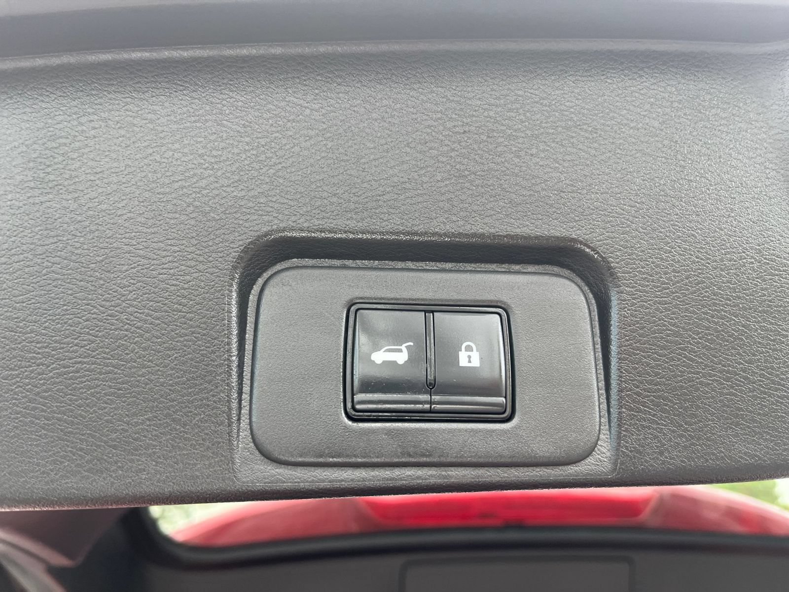 Used 2025 Nissan Rogue SV AWD/4WD image 24