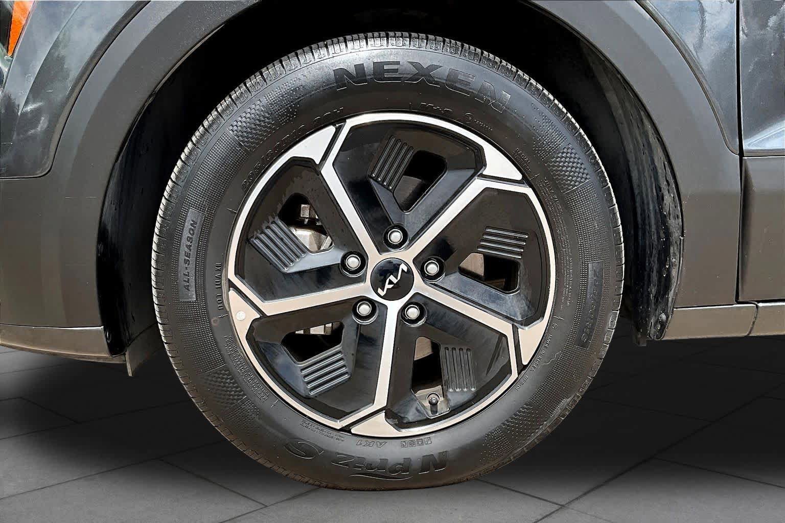 Used 2023 Kia Niro EX image 11