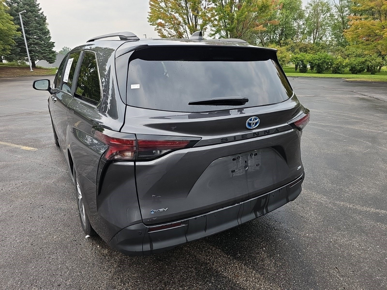 Used 2025 Toyota Sienna XLE FWD image 3