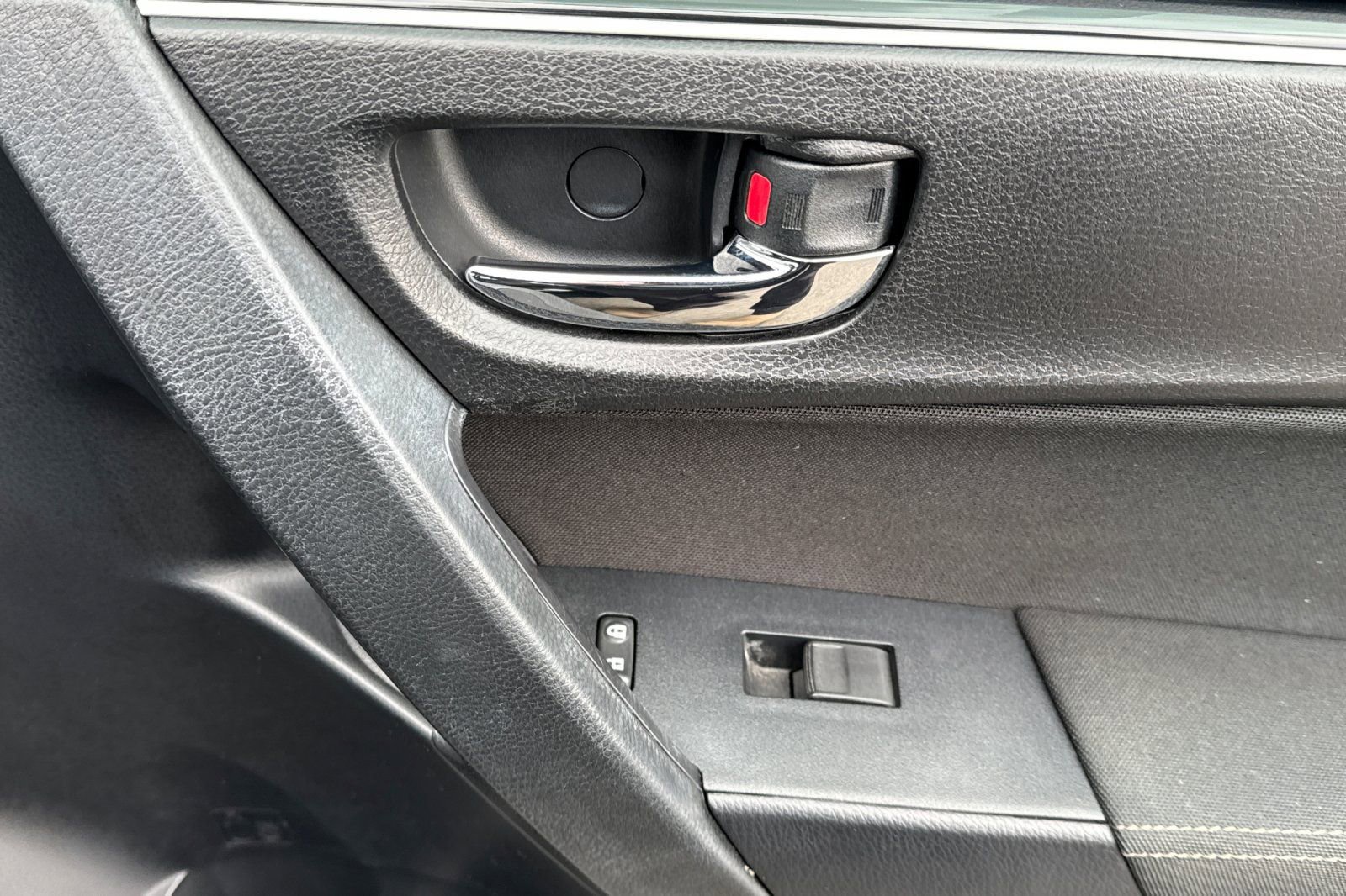 Used 2019 Toyota Corolla LE image 16