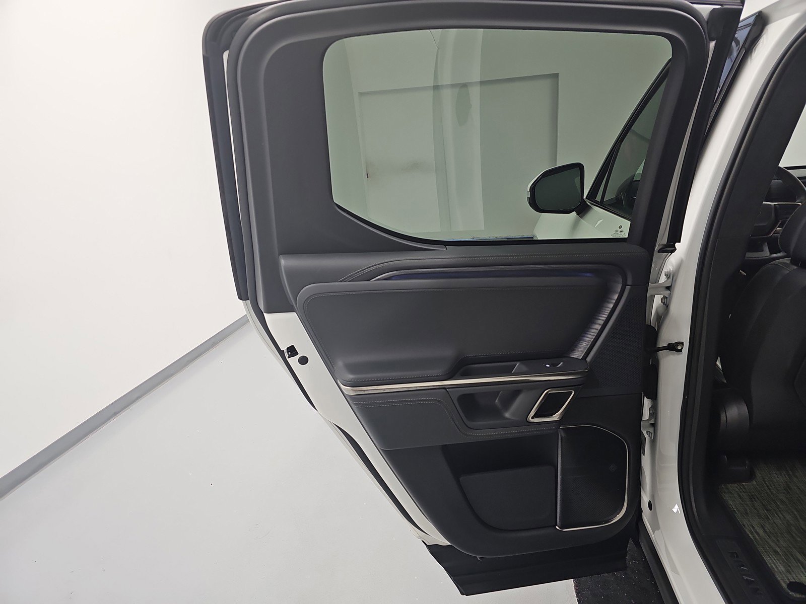 Used 2024 Rivian R1T Adventure AWD/4WD image 17