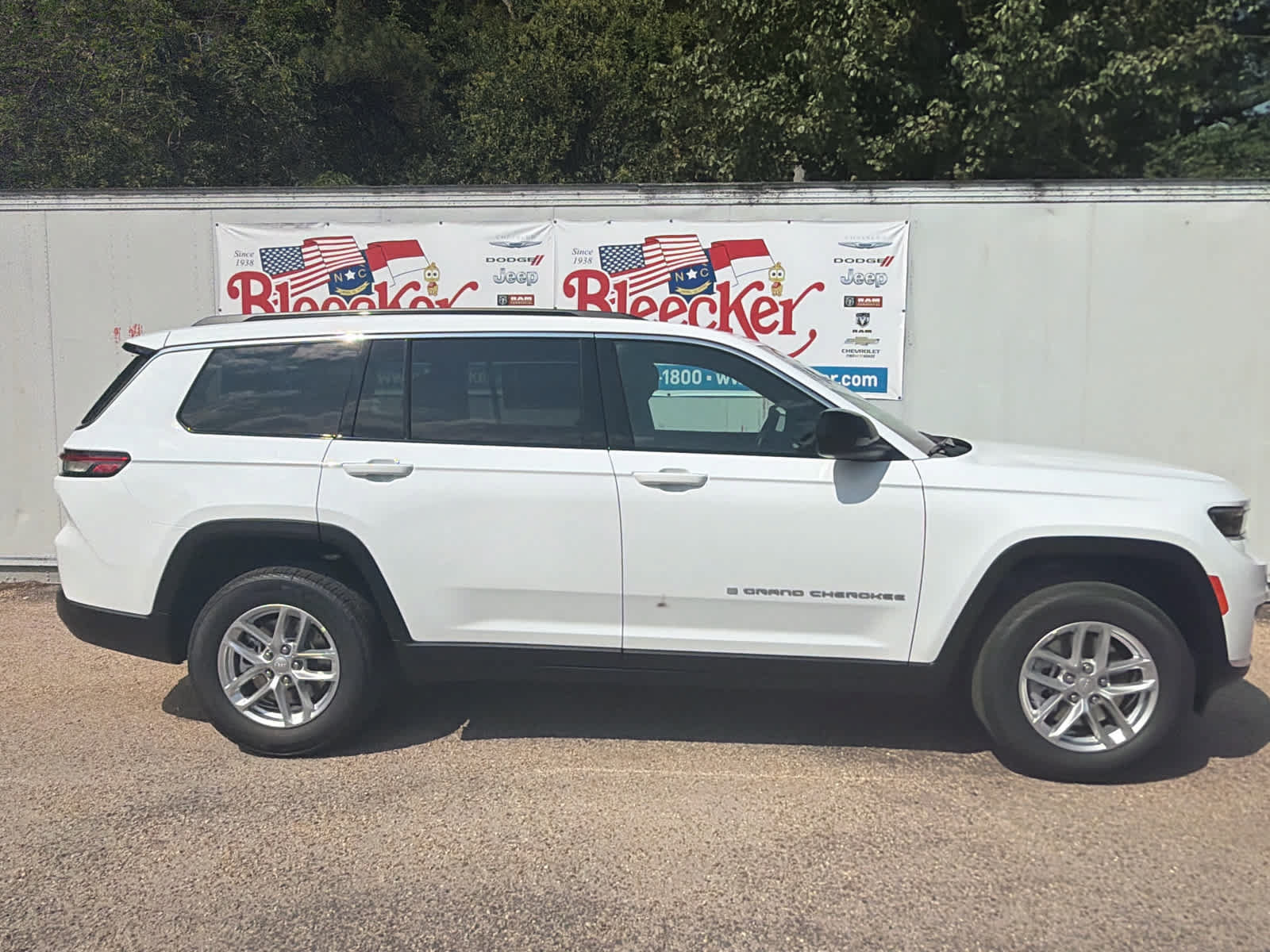 New 2026 Jeep Grand Cherokee L Laredo w/ Trailer Tow Package RWD image 2