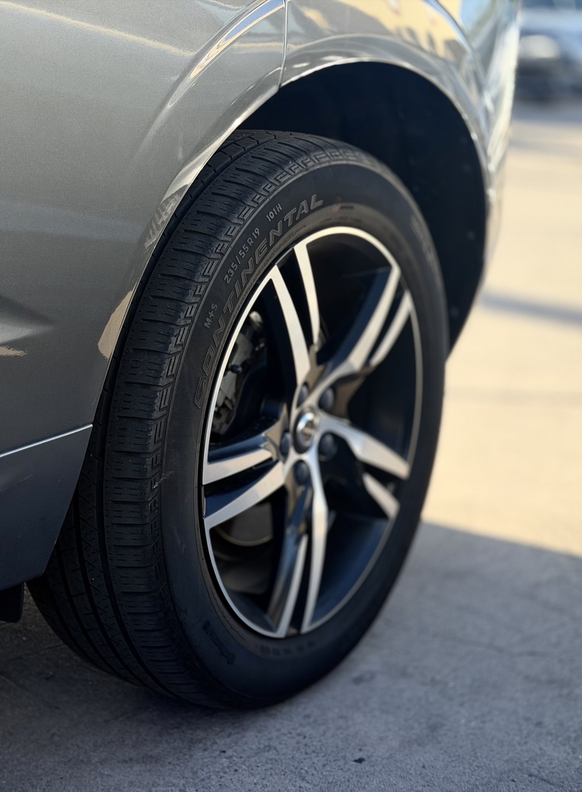 Used 2018 Volvo XC60 T6 R-Design AWD/4WD image 4