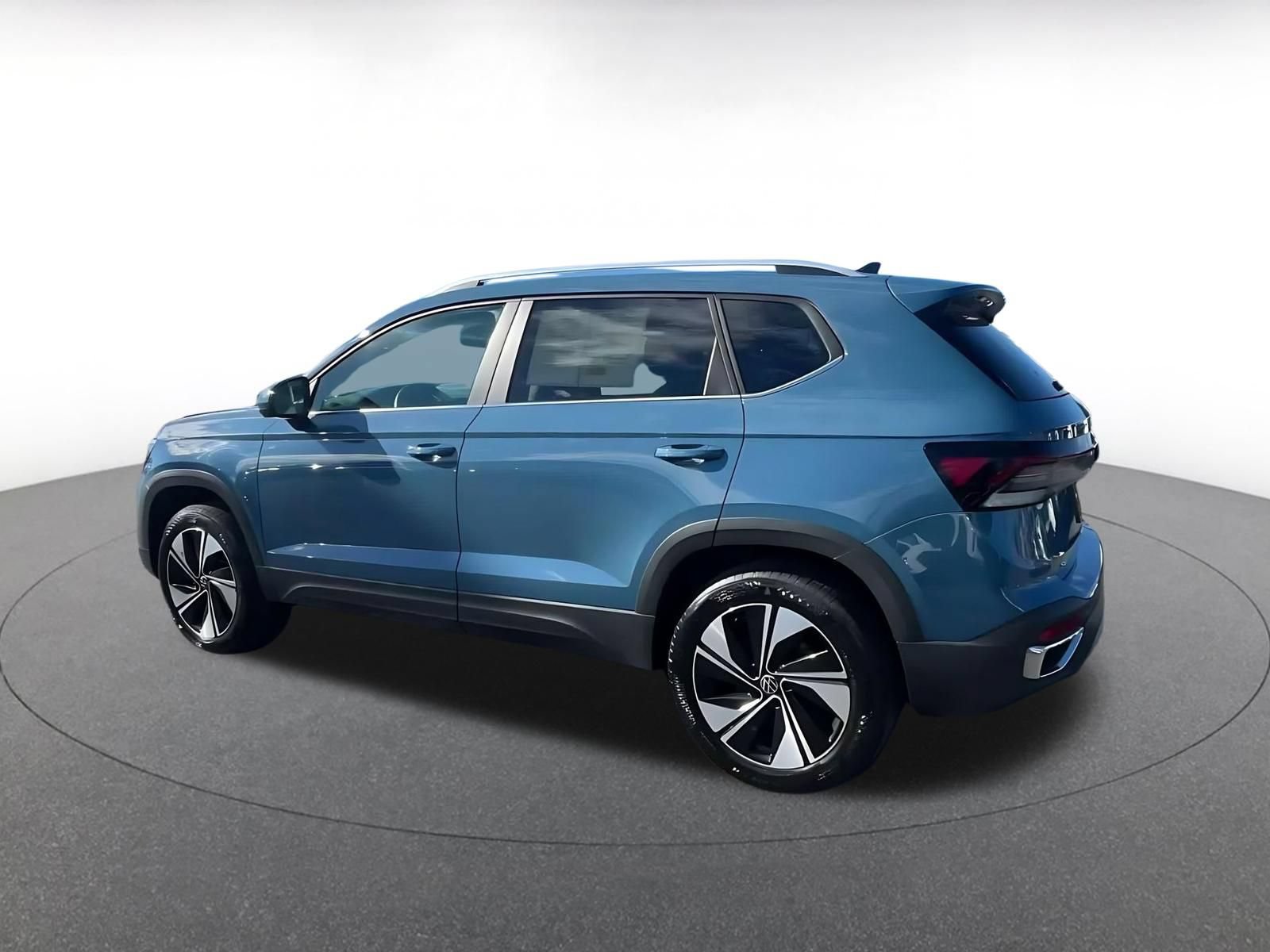 Used 2026 Volkswagen Taos SE AWD/4WD image 8
