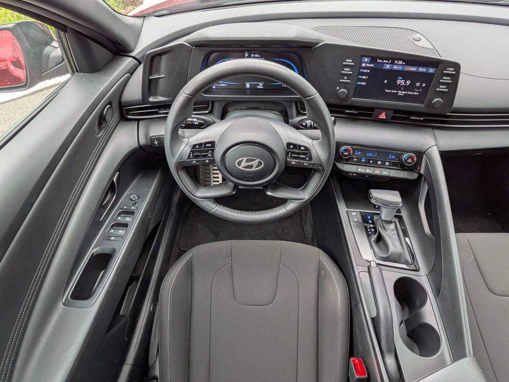 Used 2025 Hyundai Elantra Sport FWD image 15