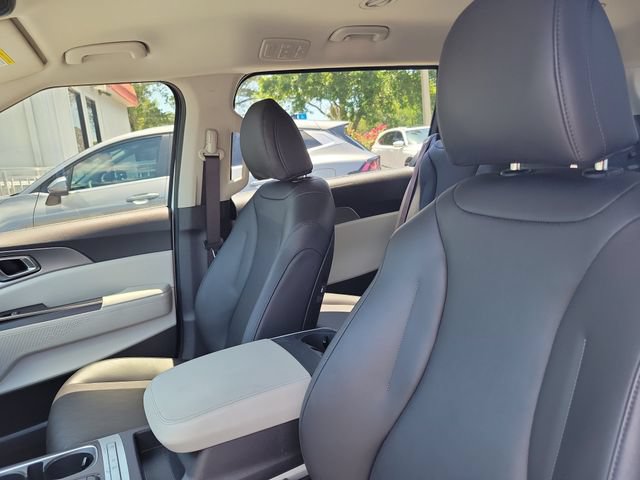 Used 2024 Kia Carnival LX FWD image 19