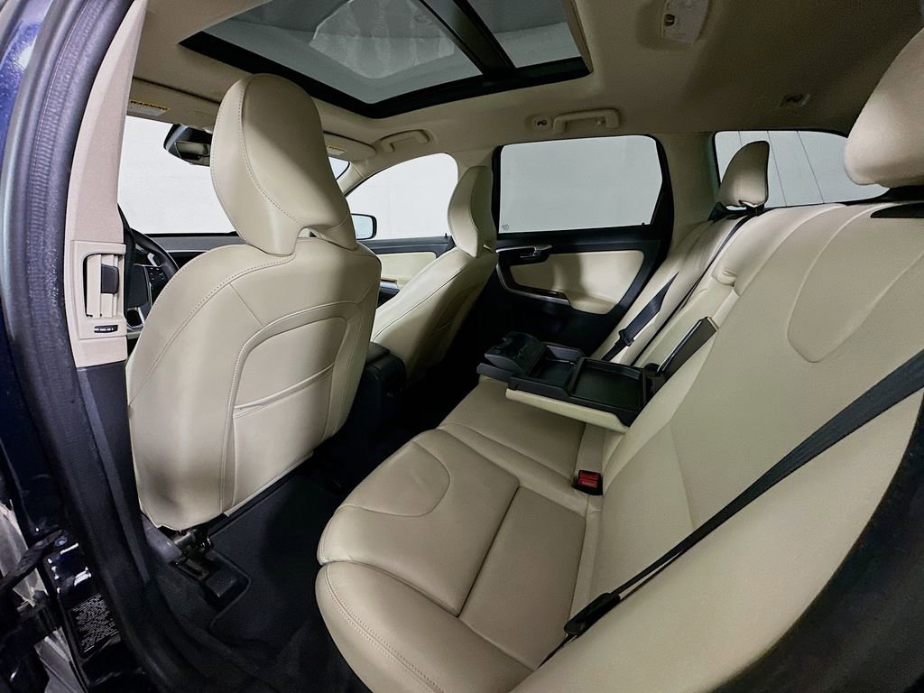 Used 2017 Volvo XC60 T5 Inscription w/ Preferred Option Package FWD image 4