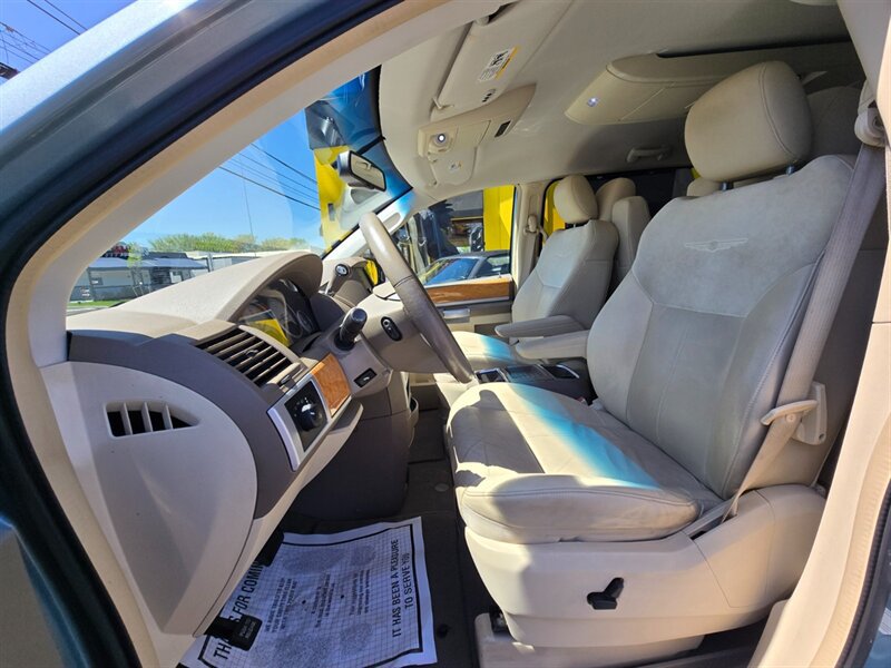 Used 2008 Chrysler Town & Country Limited w/ Trailer Tow Group FWD image 12