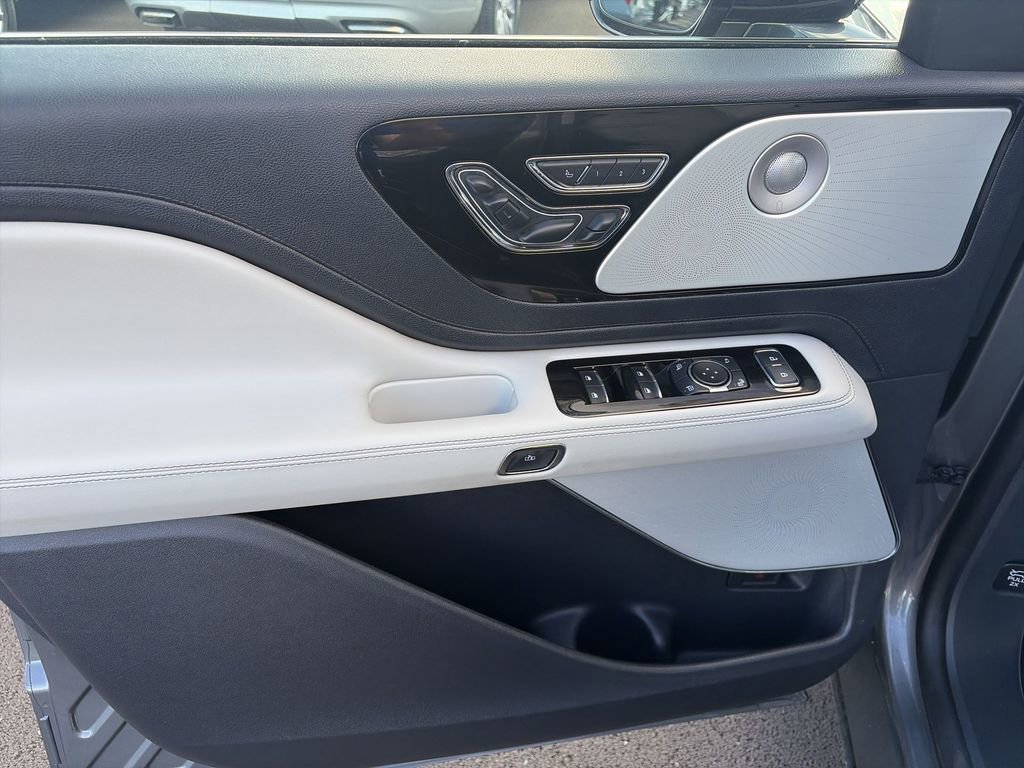 Used 2025 Lincoln Aviator Reserve w/ Equipment Group 201A image 13