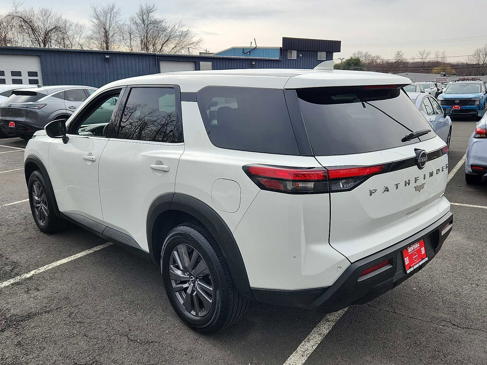 Used 2022 Nissan Pathfinder S AWD/4WD image 5