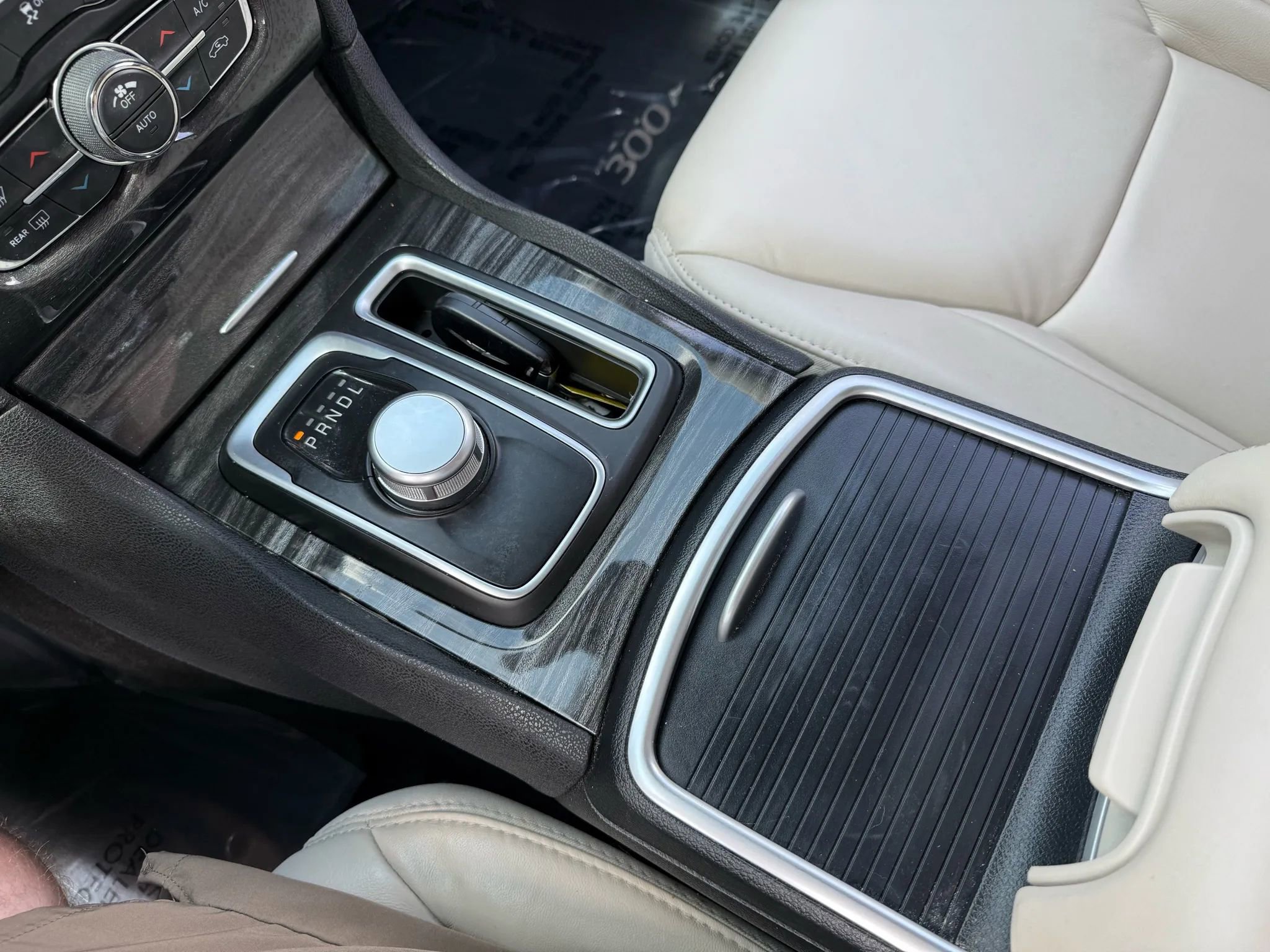 Used 2017 Chrysler 300 Limited image 27