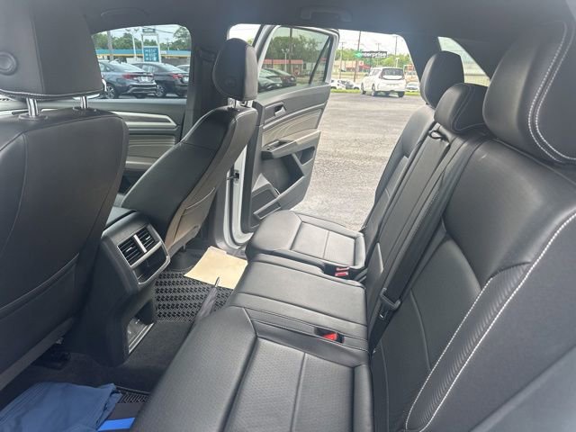 Used 2022 Volkswagen Atlas Cross Sport SE w/ Black Wheel Package AWD/4WD image 17
