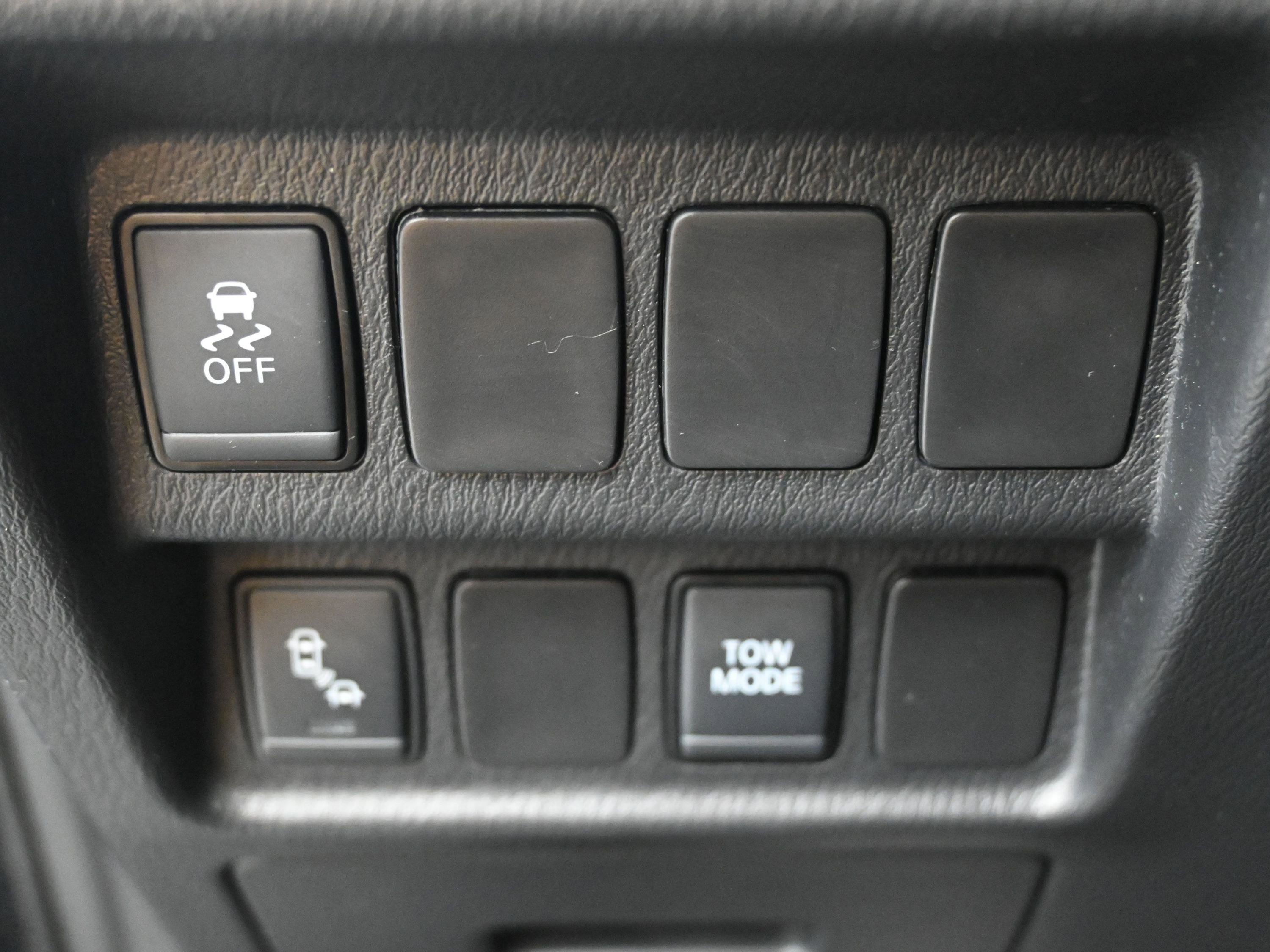 Used 2020 Nissan Pathfinder SV image 12