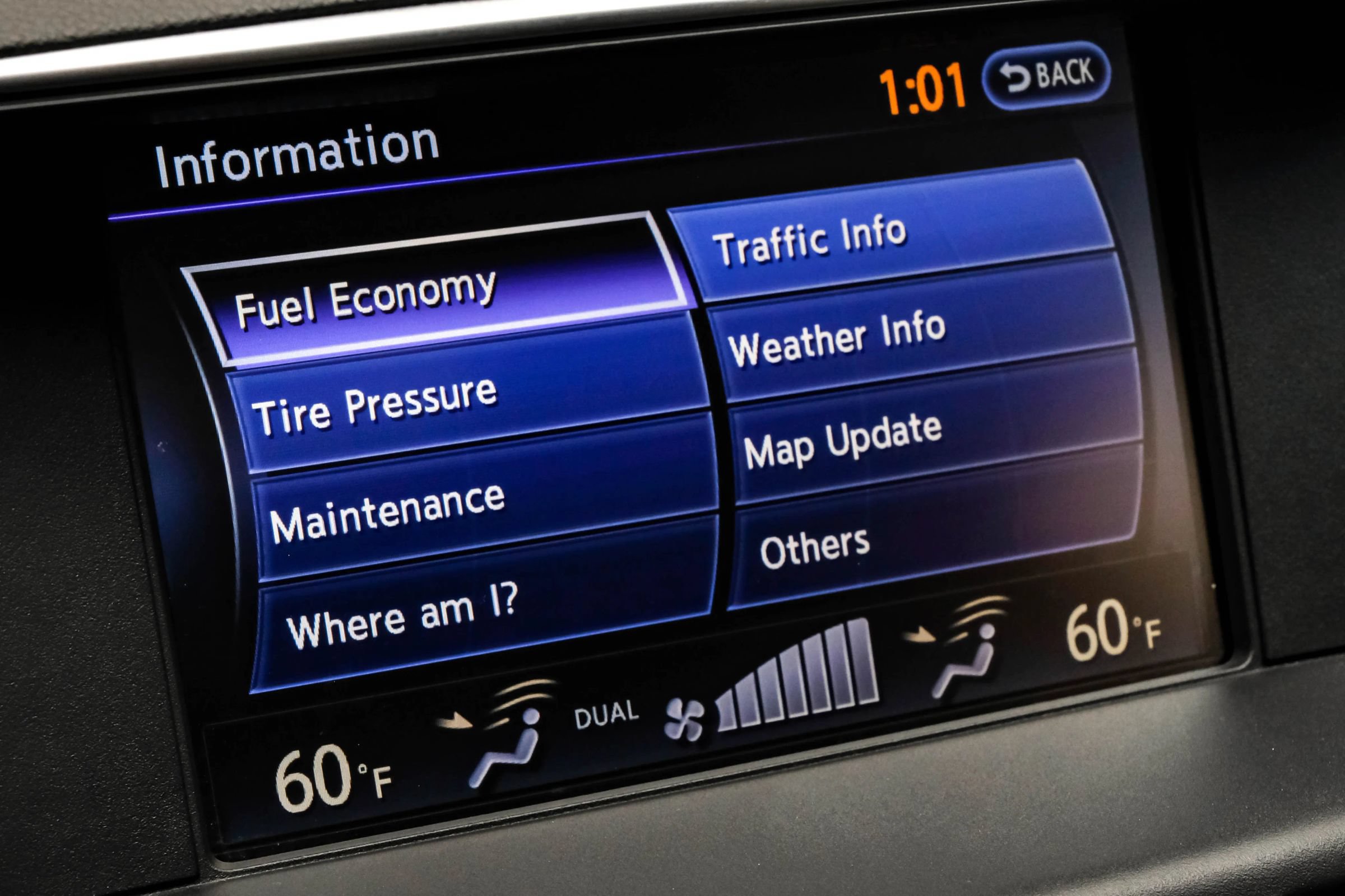 Used 2011 INFINITI M37 w/ Sport Pkg RWD image 32