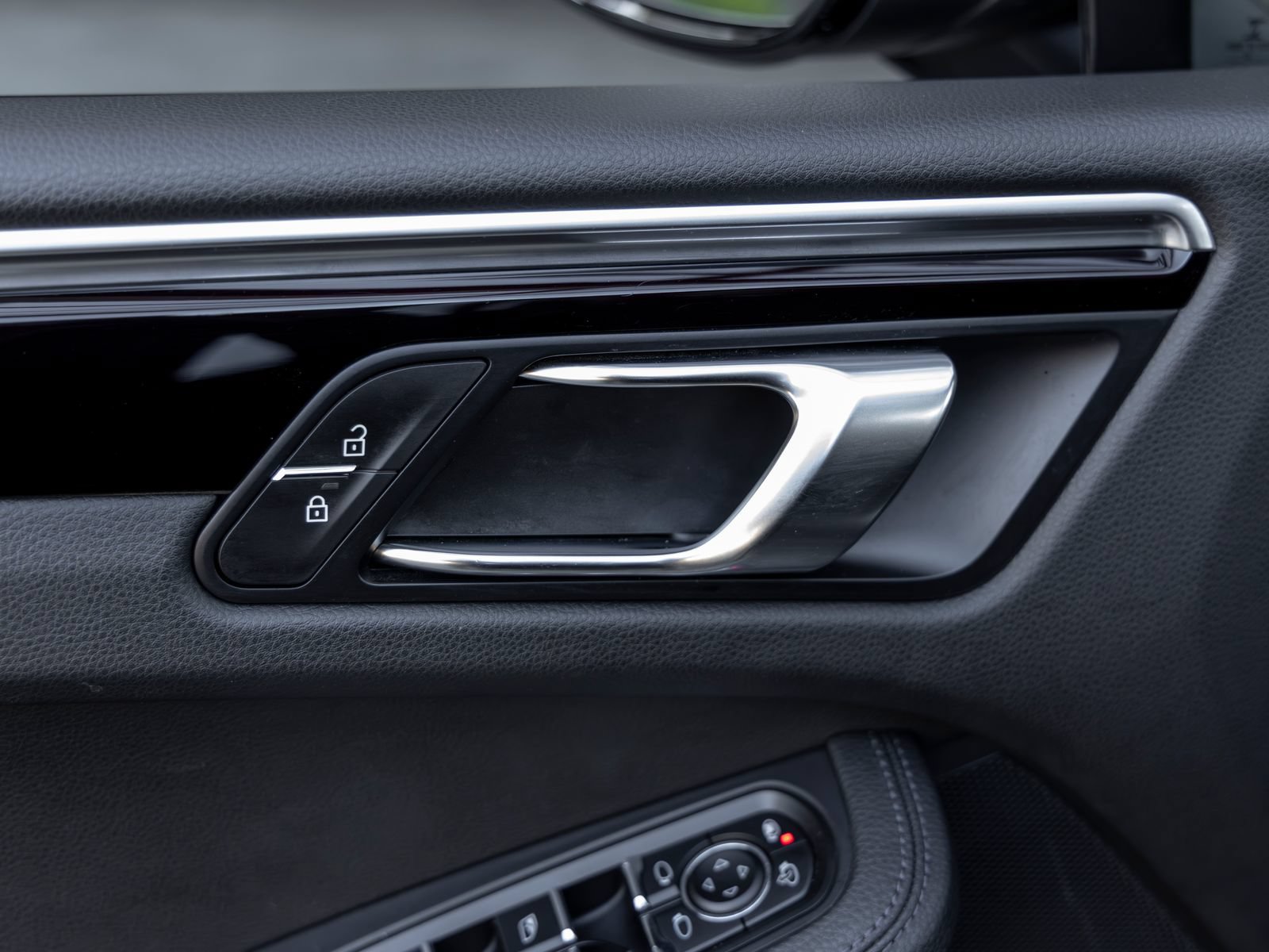 Certified 2021 Porsche Macan AWD/4WD image 22