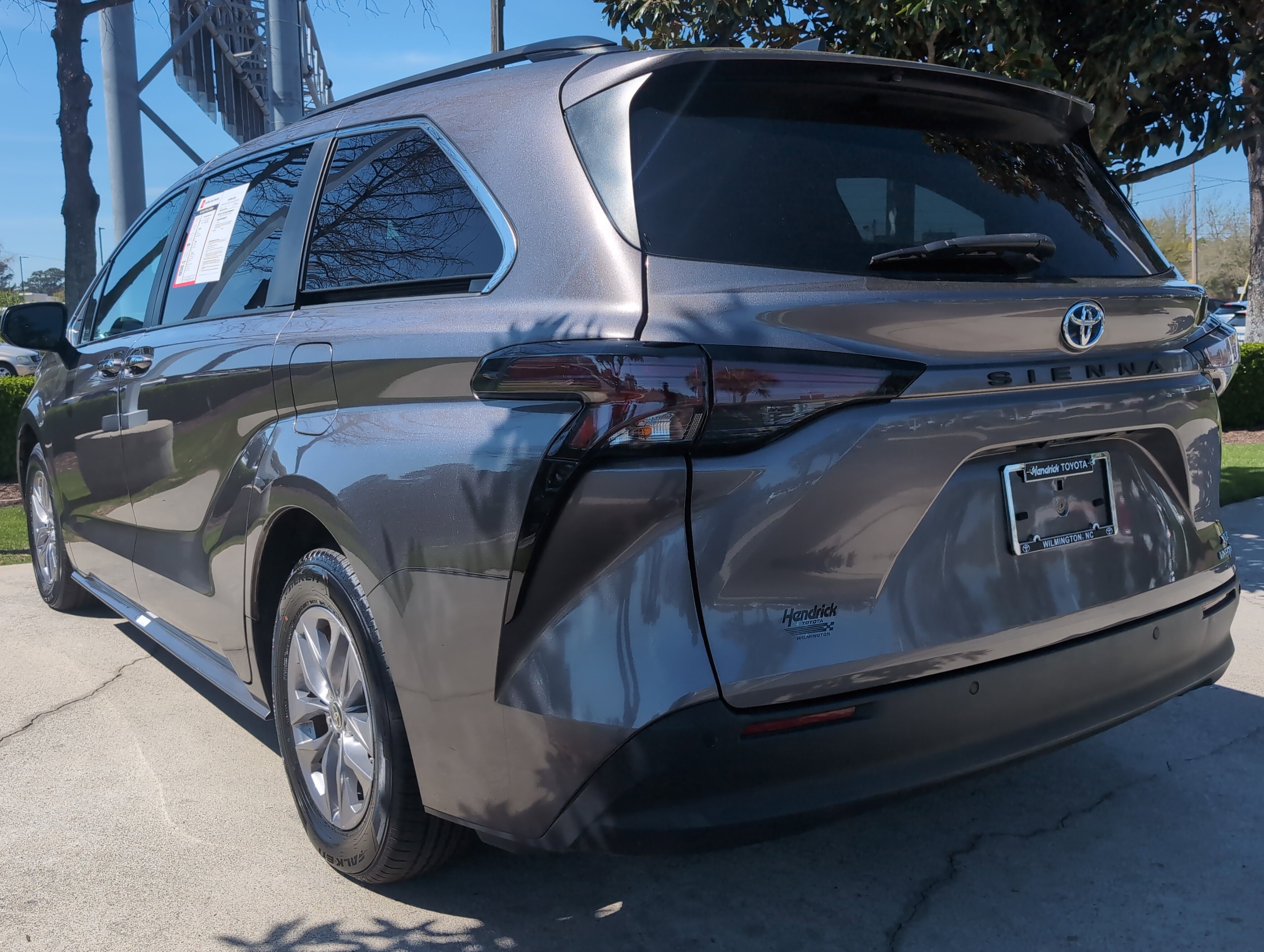 Certified 2024 Toyota Sienna XLE FWD image 8