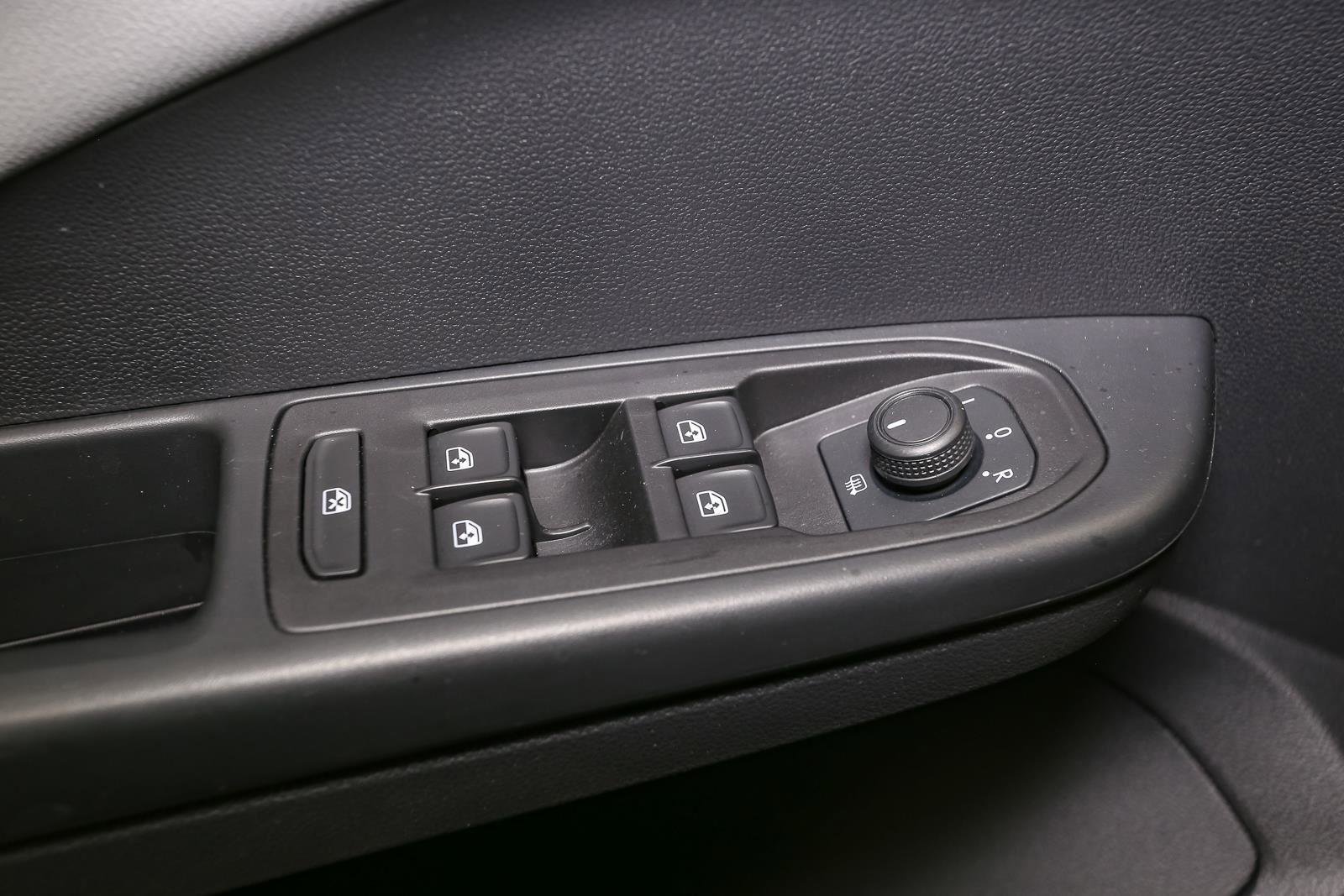 Certified 2022 Volkswagen Taos SE w/ Panoramic Sunroof Package AWD/4WD image 46