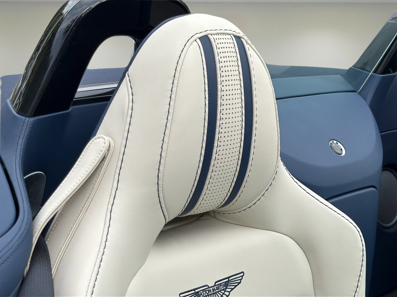 Used 2023 Aston Martin V8 Vantage Roadster RWD image 18