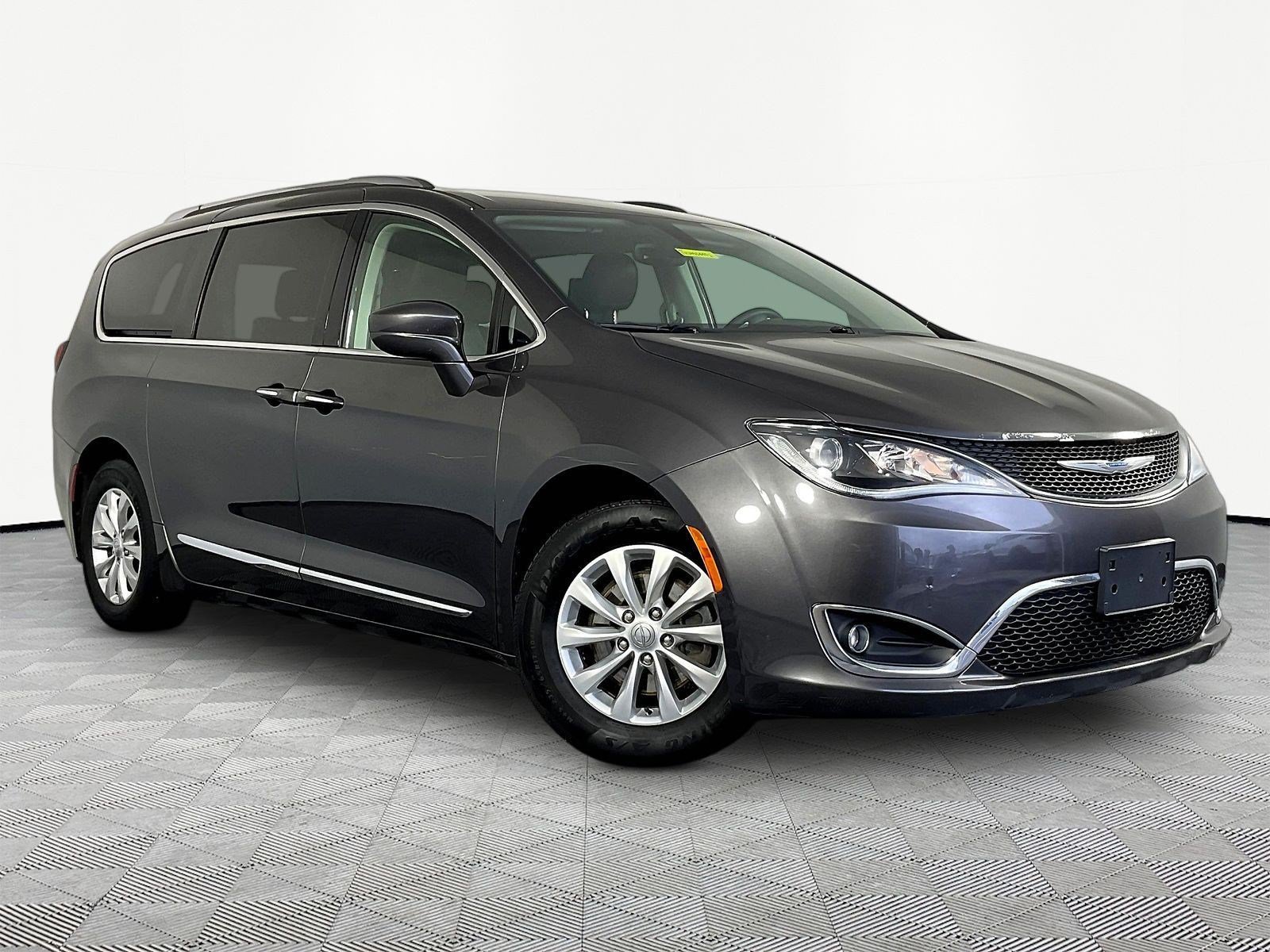 Used 2018 Chrysler Pacifica Touring-L Plus FWD image 3