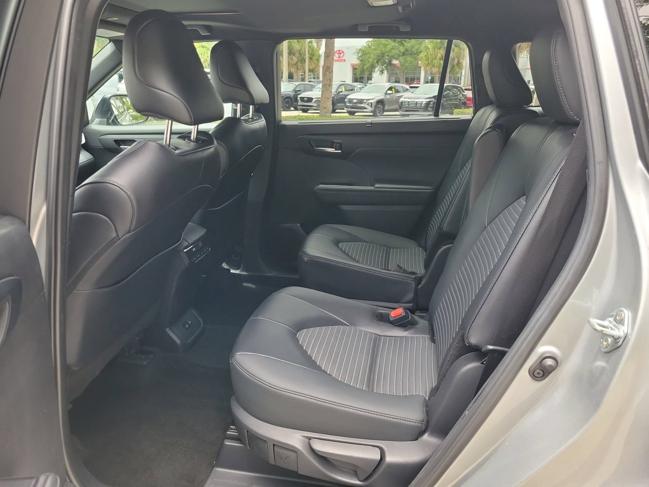 Used 2025 Toyota Highlander XSE AWD/4WD image 11