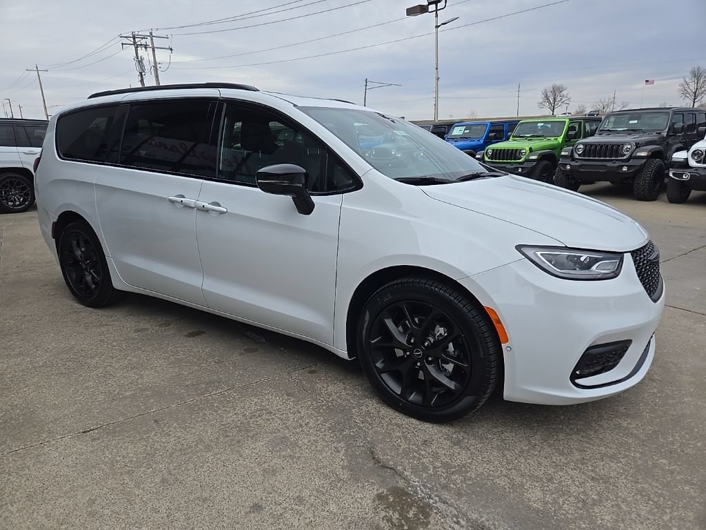 New 2026 Chrysler Pacifica Select w/ S Appearance Package FWD image 13