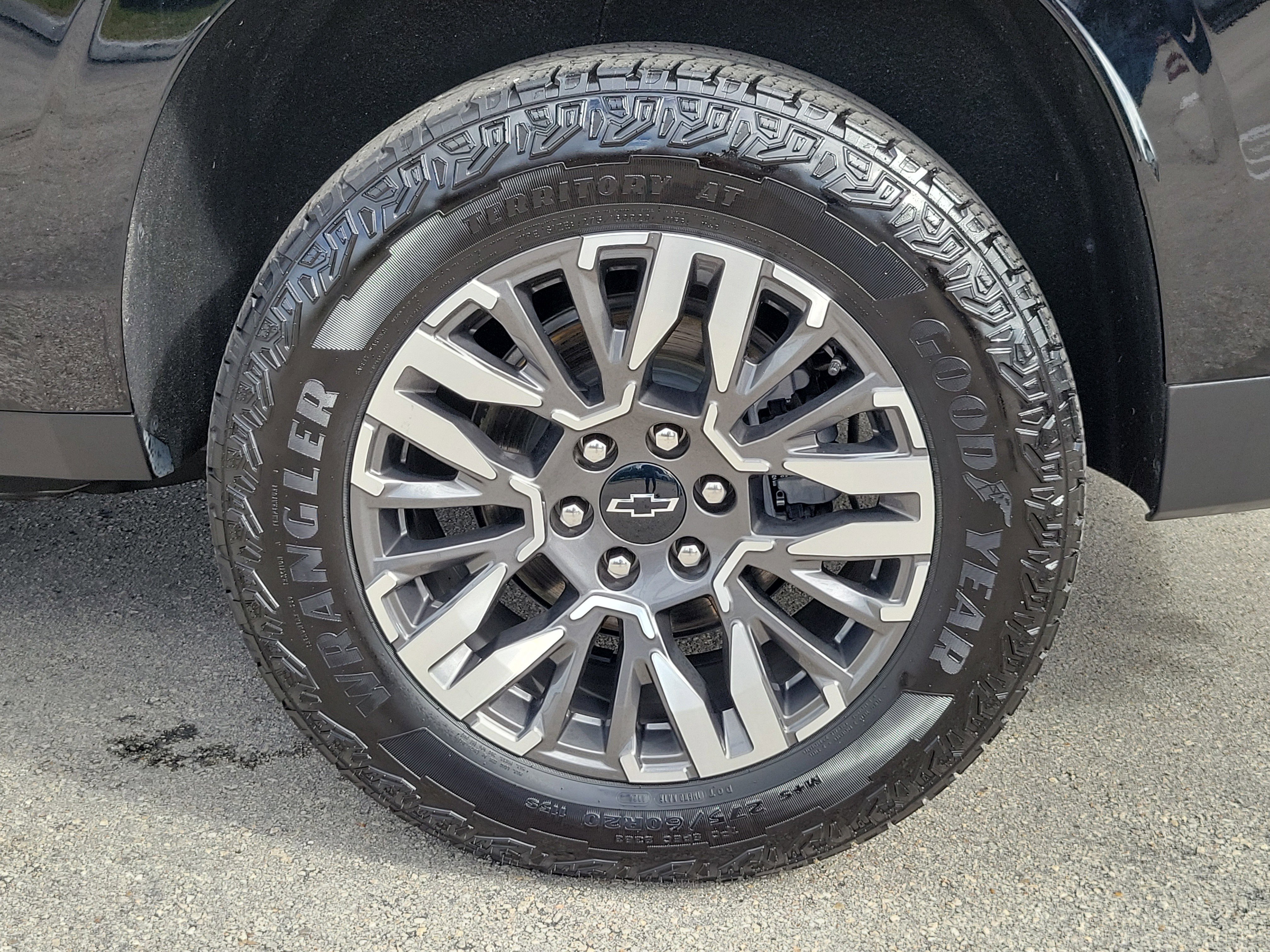 Used 2025 Chevrolet Suburban Z71 AWD/4WD image 27