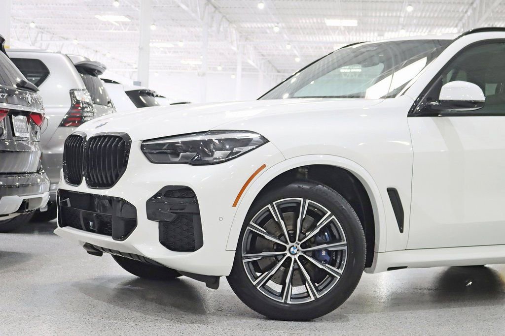 Used 2022 BMW X5 M50i image 2