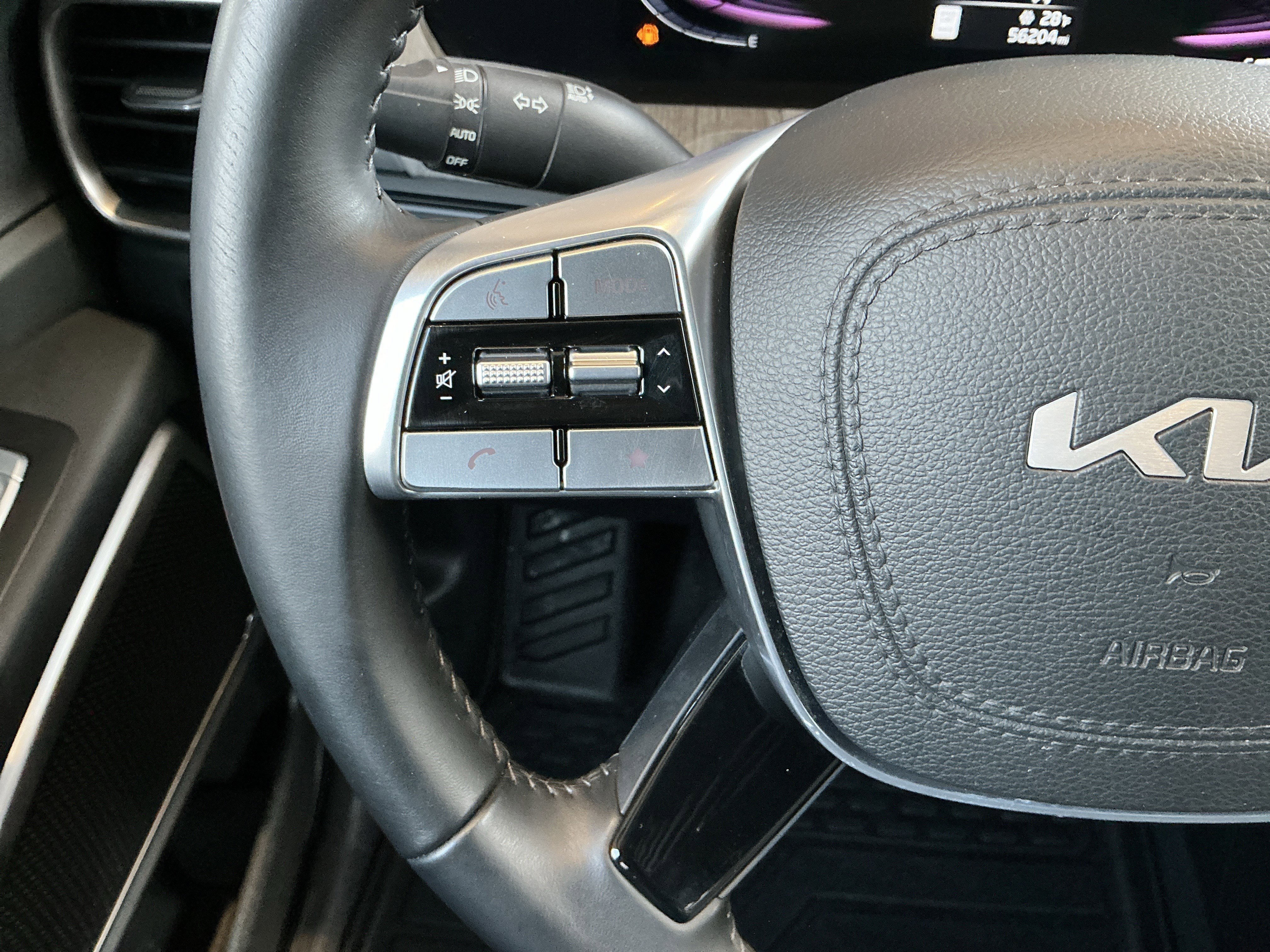 Used 2024 Kia Telluride EX w/ EX Captain's Chair Package image 12