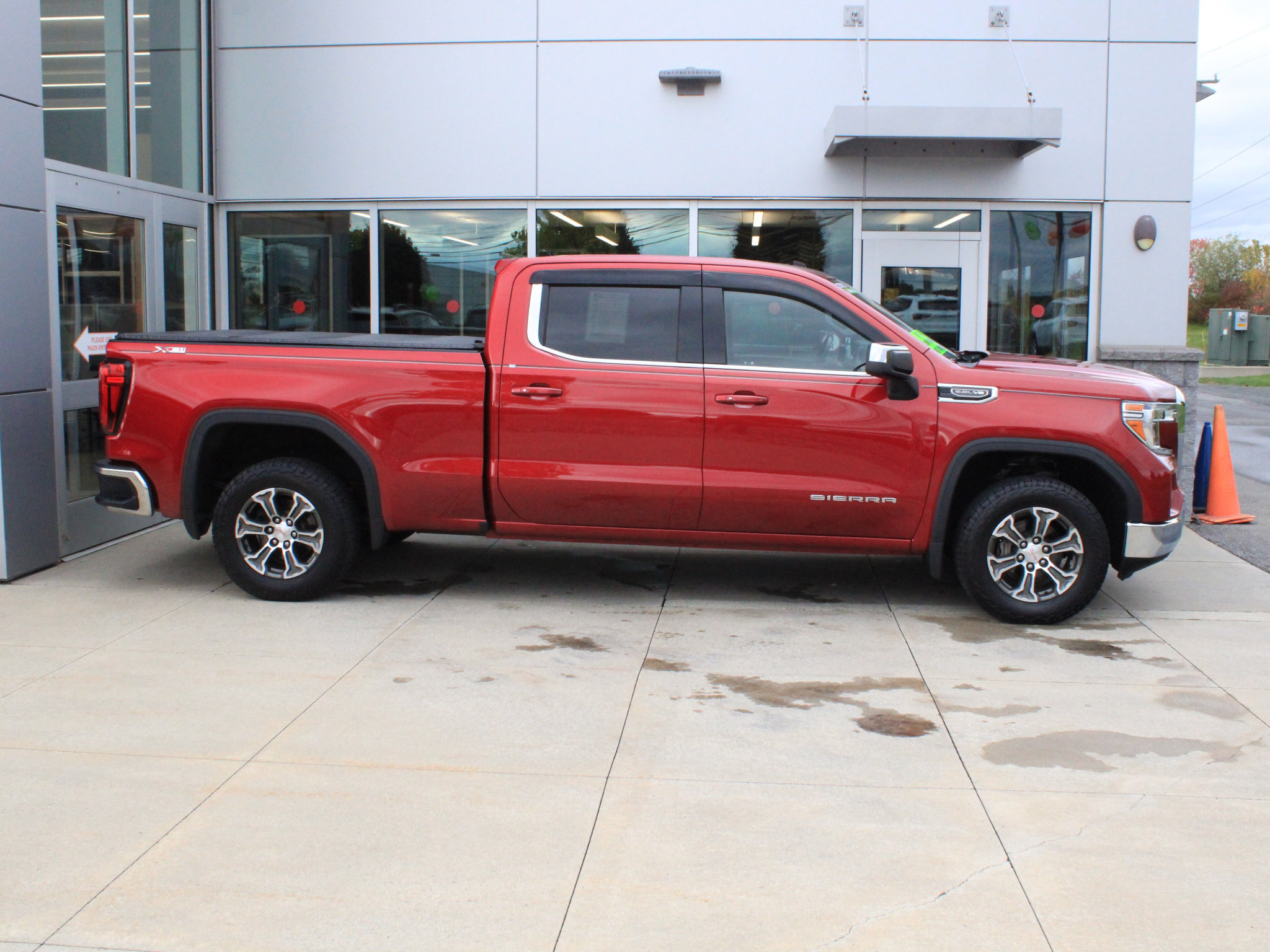 Used 2020 GMC Sierra 1500 SLE w/ SLE Value Package AWD/4WD image 4