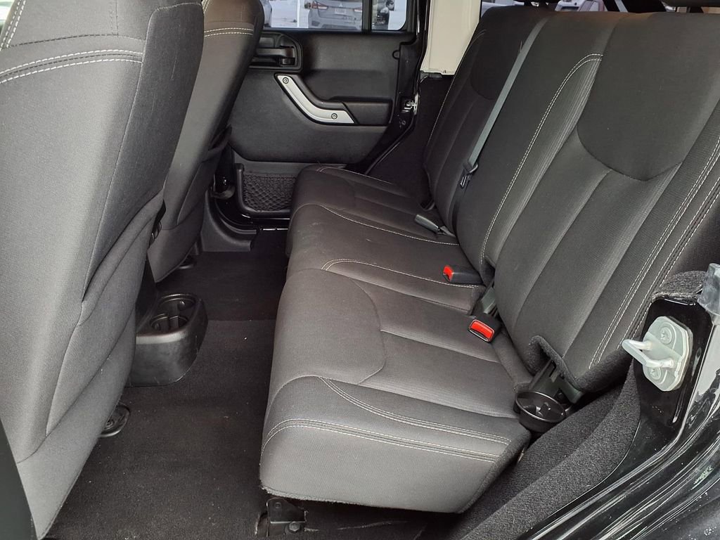 Used 2018 Jeep Wrangler Unlimited Rubicon w/ Connectivity Group image 16