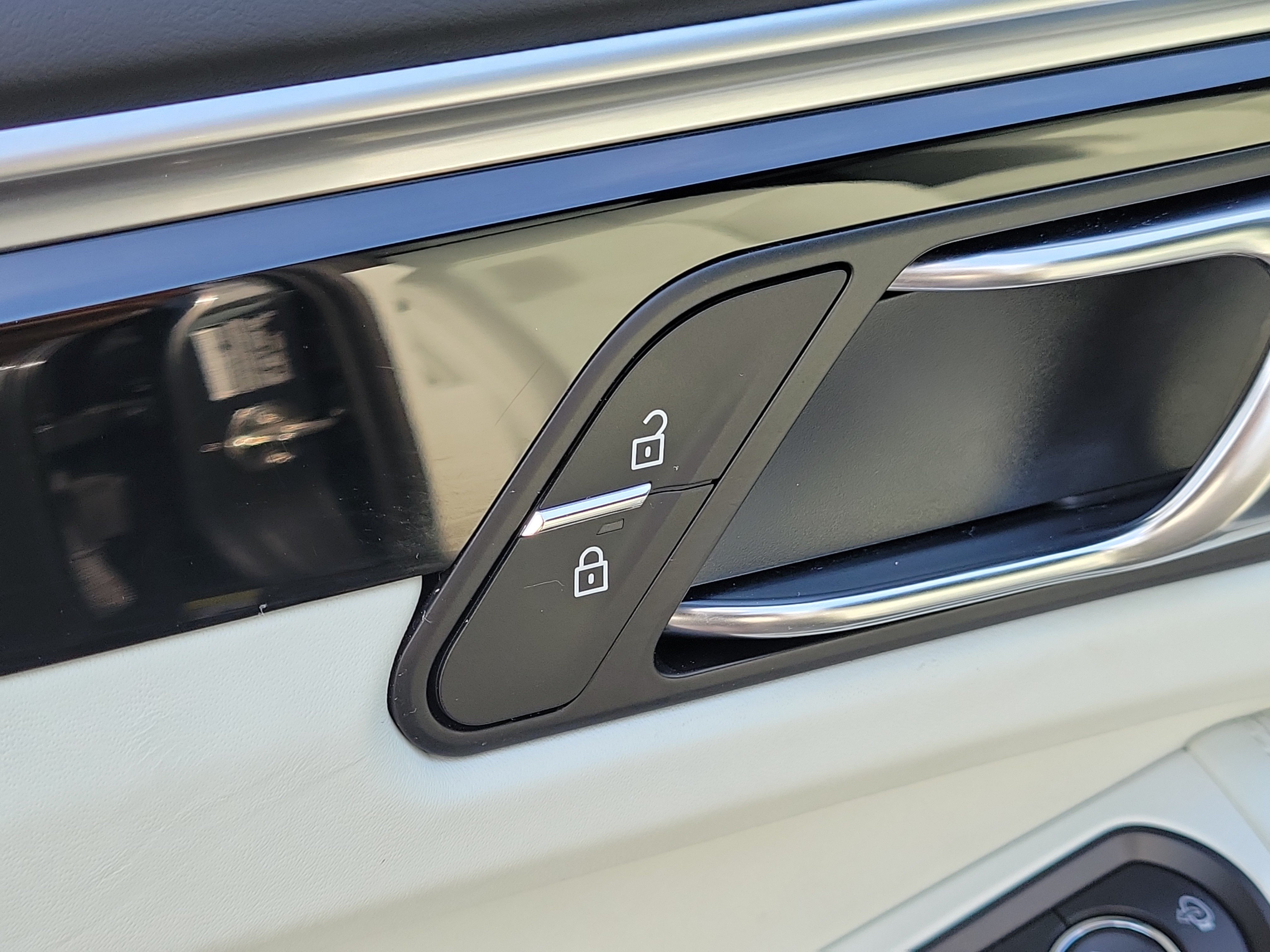 Used 2024 Porsche Macan S AWD/4WD image 18