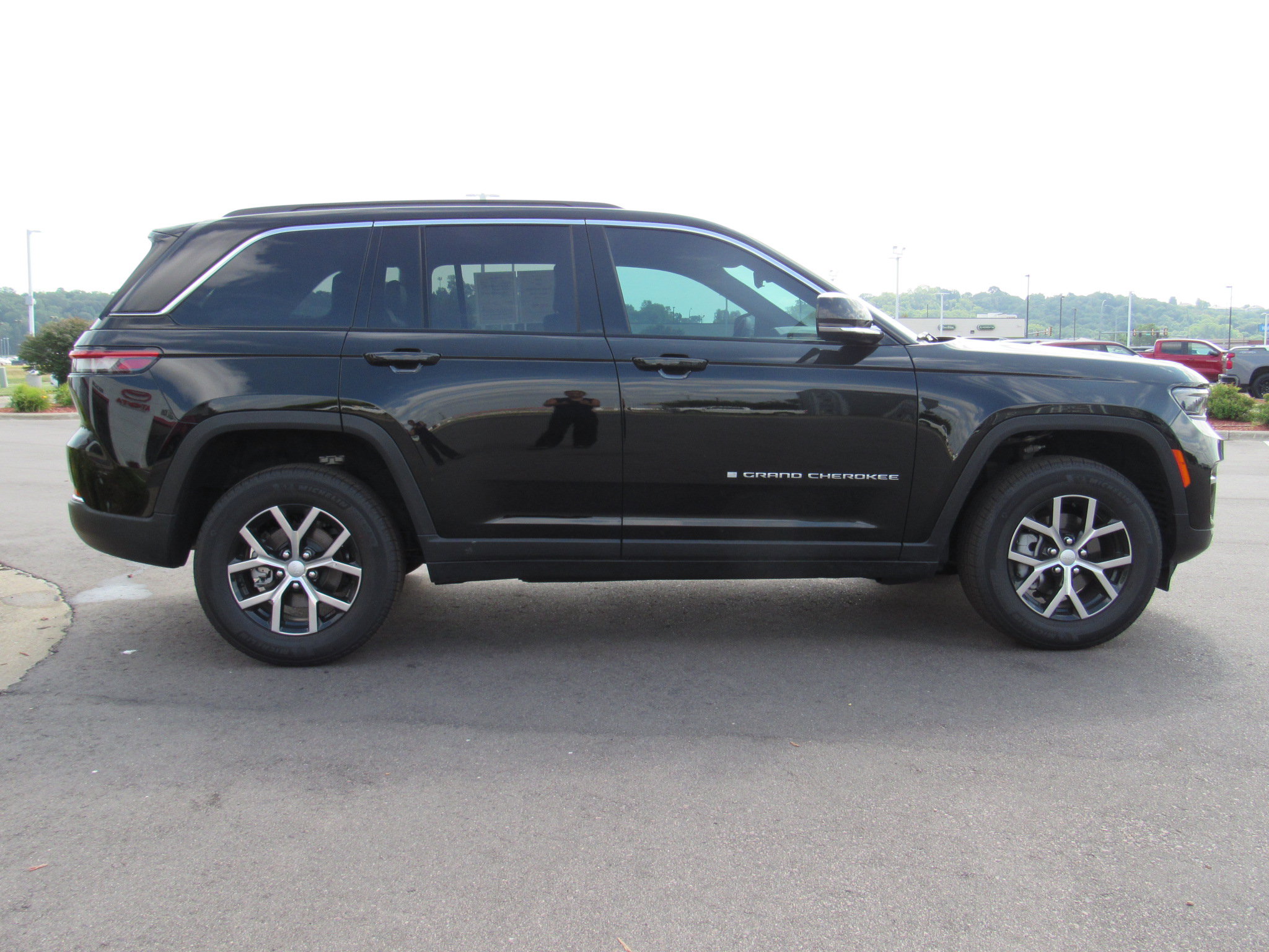 Used 2025 Jeep Grand Cherokee Limited AWD/4WD image 6