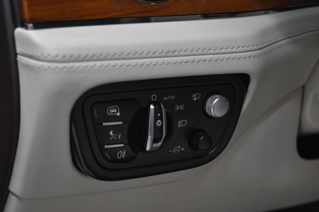 Used 2023 Bentley Bentayga AWD/4WD image 22
