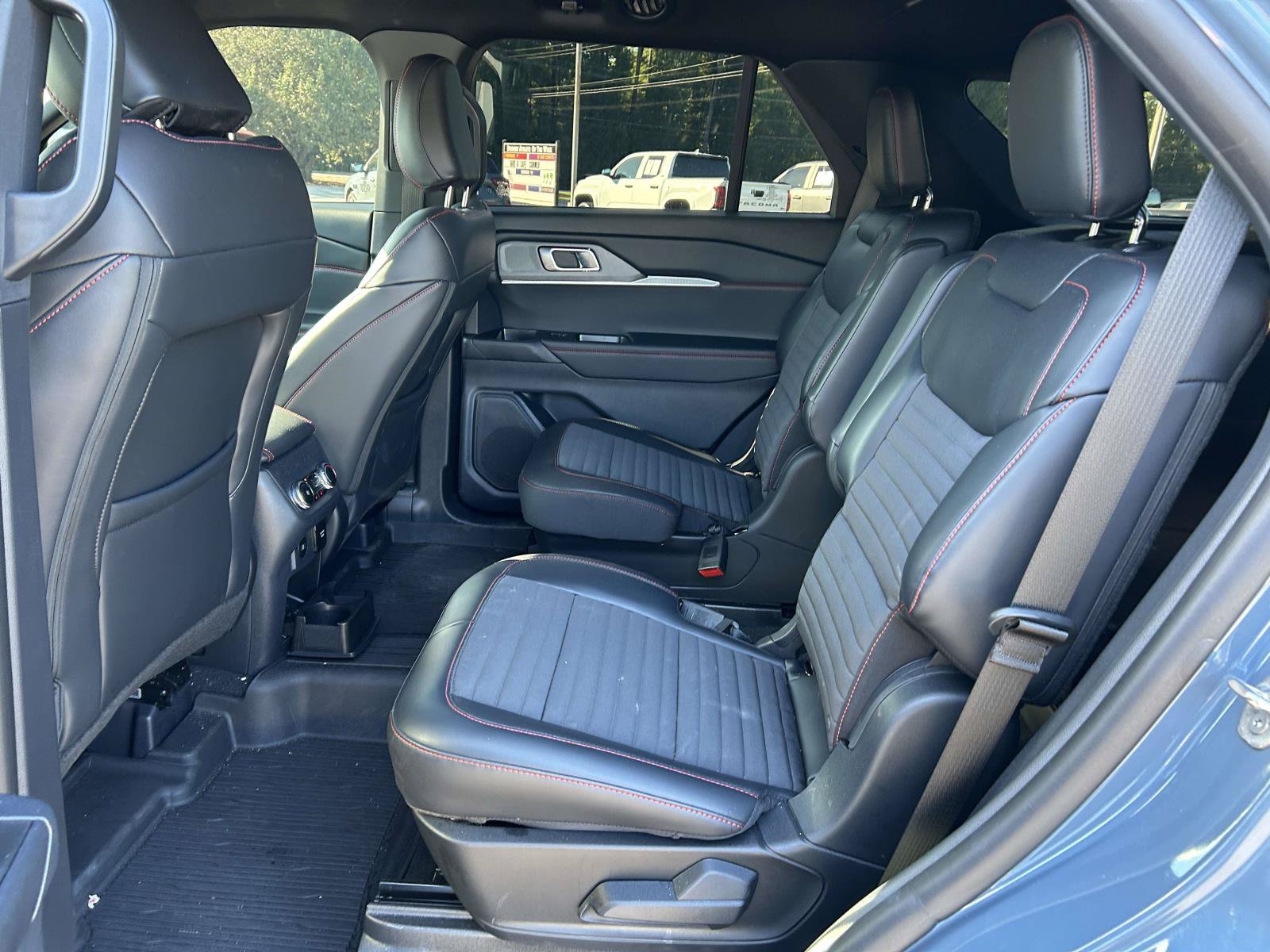 Used 2026 Ford Explorer ST-Line w/ ST-Line Street Pack RWD image 11