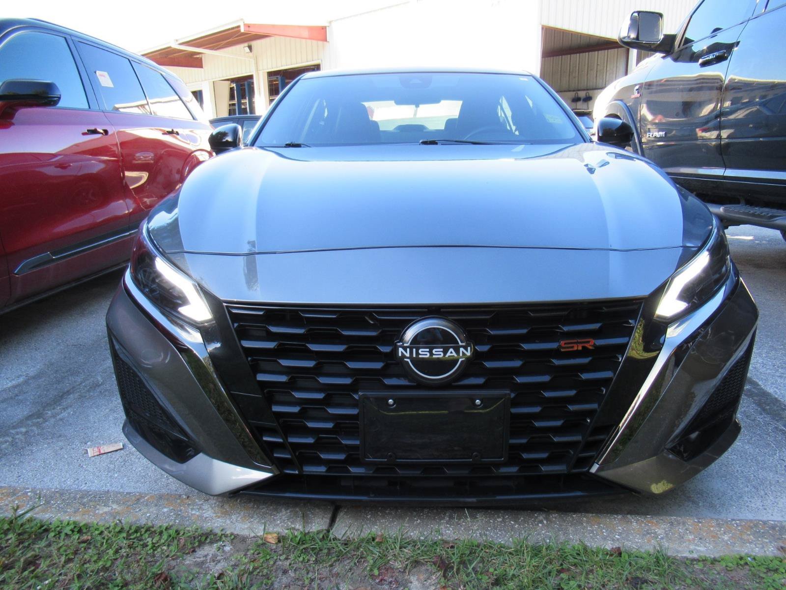 Used 2024 Nissan Altima 2.0 SR FWD image 2