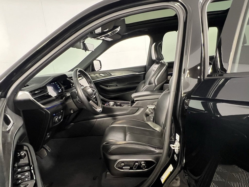 Used 2022 Jeep Grand Cherokee Overland w/ Advanced Protech Group III image 22