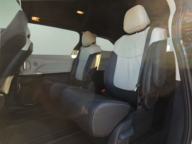 Used 2025 Toyota Sienna Limited image 13